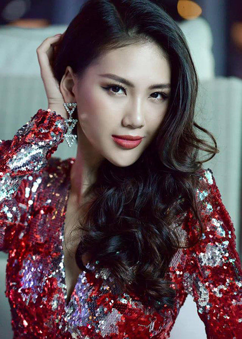 Quỳnh Hoa từng tham gia cuộc thi Hoa hậu Hoàn vũ Việt Nam 2017. Tại sân chơi này, cô dừng chân ở chung kết.