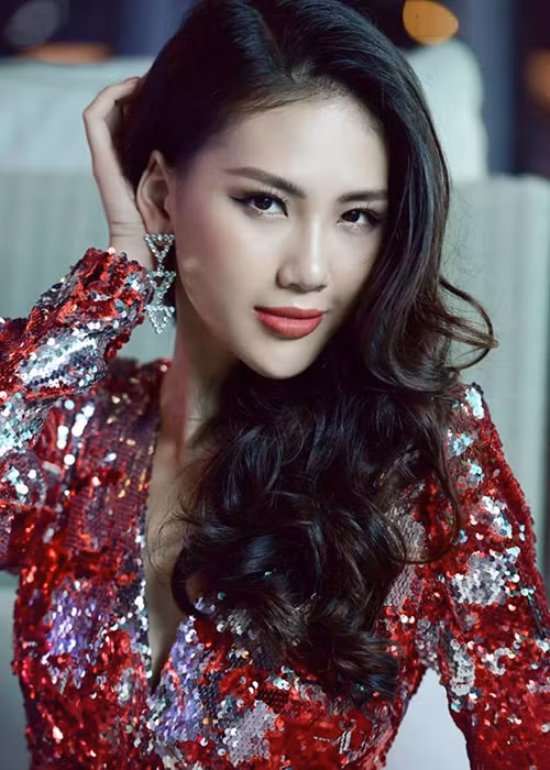 Quỳnh Hoa từng tham gia cuộc thi Hoa hậu Hoàn vũ Việt Nam 2017. Tại sân chơi này, cô dừng chân ở chung kết.