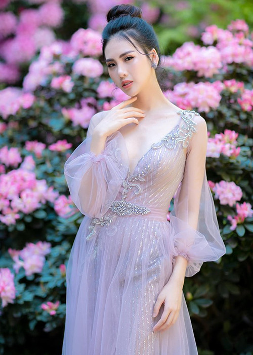 Quỳnh Hoa sinh năm 1998, sở hữu gương mặt xinh như hoa hậu cùng vóc dáng gợi cảm.