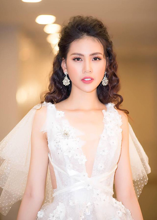 Năm 2018, Quỳnh Hoa tham gia cuộc thi Siêu mẫu Việt Nam. Tại sân chơi này, cô đoạt giải Vàng và giải phụ Siêu mẫu có gương mặt đẹp nhất.