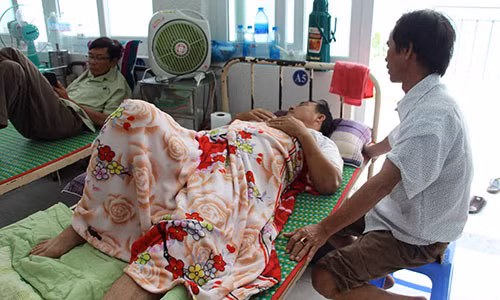 Dai uy CSGT ke phut bi xe go lau hat vang dap dau xuong dat-Hinh-2