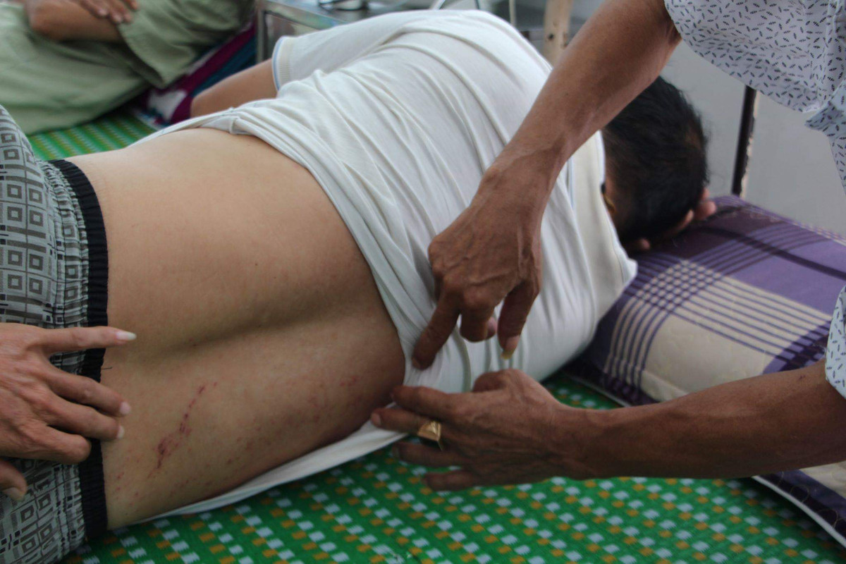 Dai uy CSGT ke phut bi xe go lau hat vang dap dau xuong dat