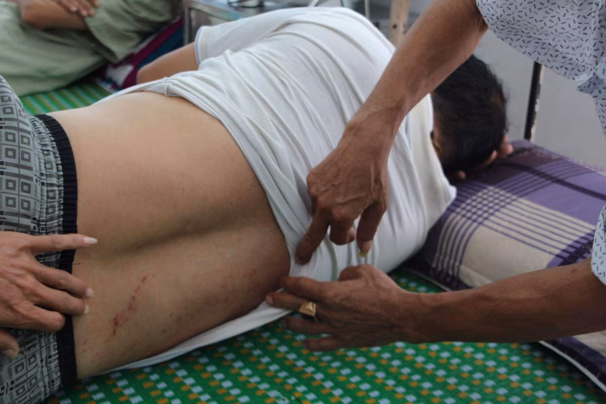 Dai uy CSGT ke phut bi xe go lau hat vang dap dau xuong dat