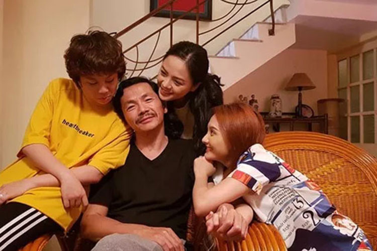 Sau vai Lương Bổng trong “Người phán xử”, Trung Anh tiếp tục gây bất ngờ với vai ông Sơn trong “Về nhà đi con” đang được phát sóng. Lần này, anh phô diễn hết khả năng diễn xuất khiến khán giả phải khóc cùng anh. Ảnh: Dân Việt