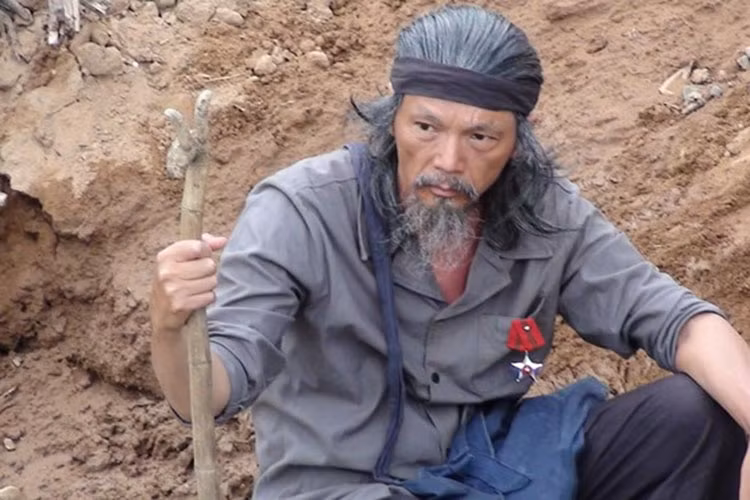 Các vai diễn truyền hình, điện ảnh cũng giúp nghệ sĩ Trung Anh đoạt được các giải thưởng. Năm 2015, anh giành giải nam diễn viên chính xuất sắc nhất tại Liên hoan phim Việt Nam lần thứ 19 cho vai Thập trong "Những đứa con của làng". Ảnh: Zing