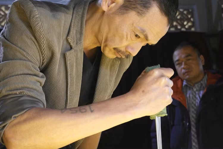 Đặc biệt, năm 2017, khi đóng vai Lương Bổng trong phim truyền hình “Người phán xử”, nghệ sĩ Trung Anh "lột xác", thoát khỏi cái bóng những vai diễn hiền lành, kham khổ trước đó. Ảnh: Zing