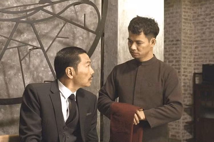 Trên sân khấu, “ông Sơn” của “Về nhà đi con” thường đóng những vai xù xì, phức tạp về nội tâm. Các vai diễn này không làm khó được nghệ sĩ Trung Anh bởi lối diễn xuất của anh có chiều sâu, đài từ đẹp. Ảnh: Nhà hát kịch Việt Nam