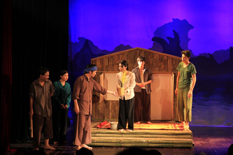 Trung Anh gắn bó với sân khấu đã được hơn 30 năm. Theo Người đưa tin, anh yêu sân khấu đến cực đoan. Nam nghệ sĩ tôn thờ vẻ đẹp mực thước của kịch cổ điển và chán chường khi kịch nói mai một, bị khán giả quay lưng. Ảnh: Làng Việt