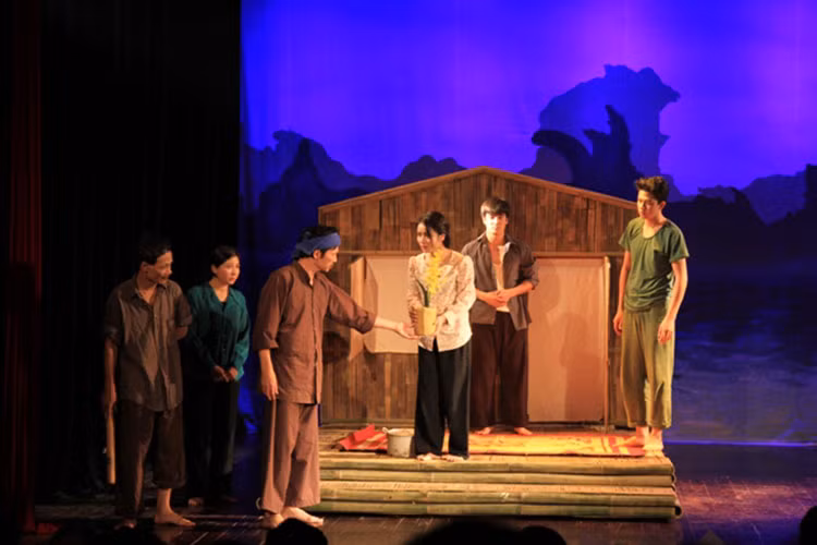 Trung Anh gắn bó với sân khấu đã được hơn 30 năm. Theo Người đưa tin, anh yêu sân khấu đến cực đoan. Nam nghệ sĩ tôn thờ vẻ đẹp mực thước của kịch cổ điển và chán chường khi kịch nói mai một, bị khán giả quay lưng. Ảnh: Làng Việt