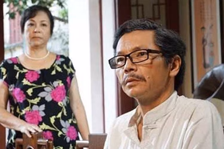 Trung Anh hiện có hàng trăm vai diễn lớn nhỏ trên truyền hình. Trong đó, các vai diễn đáng chú ý của anh gồm: Thập trong “Những đứa con của làng” , nhà thơ Xuân Ngô trong “Những công dân tập thể”, ông Minh trong “Hôn nhân trong ngõ hẹp”. Ảnh: Tiền Phong