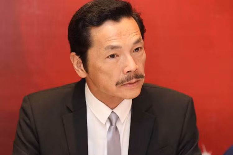 Nghệ sĩ Trung Anh sinh năm 1961 tại Hà Tĩnh. Năm 7 tuổi, anh ra Hà Nội gặp bố, khi đó ông đang làm công tác hành chính ở Nhà hát Kịch Hà Nội. Sau đó, được cùng bố xem những vở kịch, tình yêu nghệ thuật của Trung Anh lớn dần lên. Ảnh: Saostar