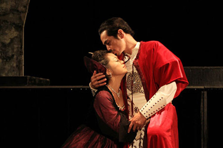 Sự cống hiến của Trung Anh cho sân khấu được ghi nhận qua các giải thưởng. Anh từng nhận huy chương vàng cho vai diễn trong vở kịch "Hamlet" tại Hội diễn Liên hoan Sân khấu thể nghiệm thế giới lần thứ III vào năm 2016. Ảnh: Công an nhân dân online