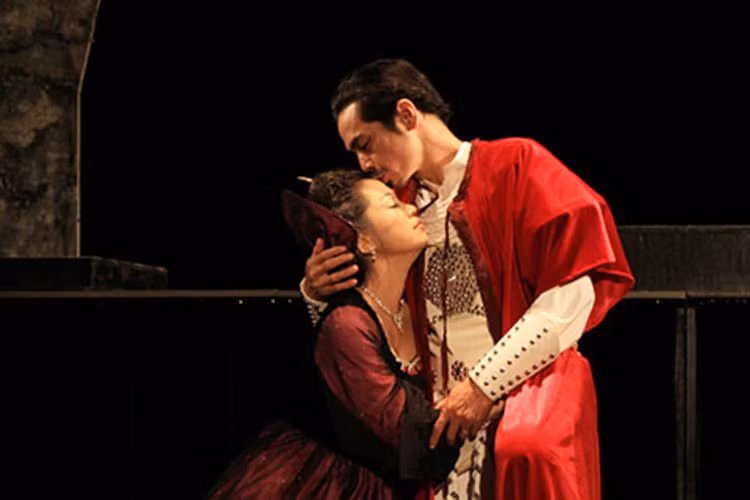 Sự cống hiến của Trung Anh cho sân khấu được ghi nhận qua các giải thưởng. Anh từng nhận huy chương vàng cho vai diễn trong vở kịch "Hamlet" tại Hội diễn Liên hoan Sân khấu thể nghiệm thế giới lần thứ III vào năm 2016. Ảnh: Công an nhân dân online