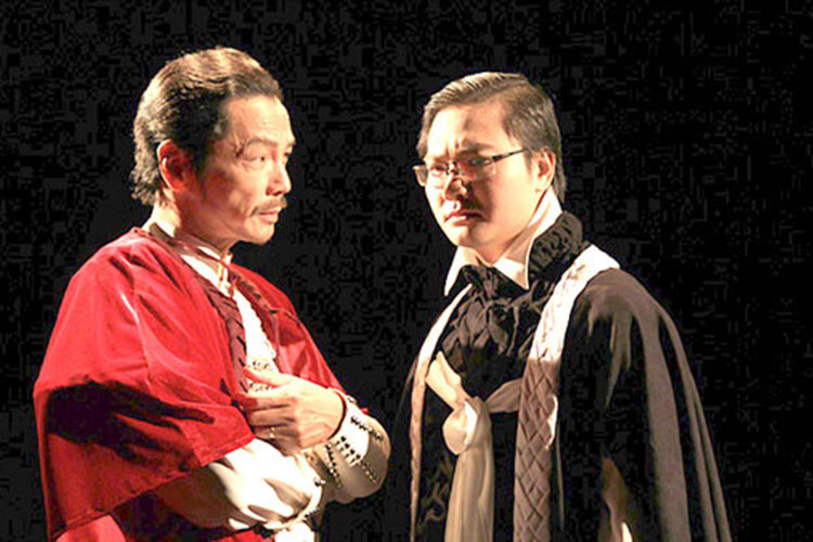 Theo Dân Trí, nghệ sĩ Trung Anh được phong tặng danh hiệu nghệ sĩ ưu tú cách đây 11 năm. Từ đó đến nay “Lương Bổng” của “Người phán xử” đã gặt hái thêm được 2 huy chương vàng, 1 huy chương bạc. Ảnh: Sân khấu