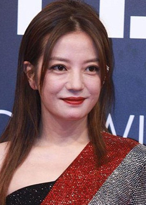 Nữ diễn viên thường xuyên bị bắt gặp hút thuốc lá, uống rượu vì vậy làn da của cô nhanh chóng lão hóa.