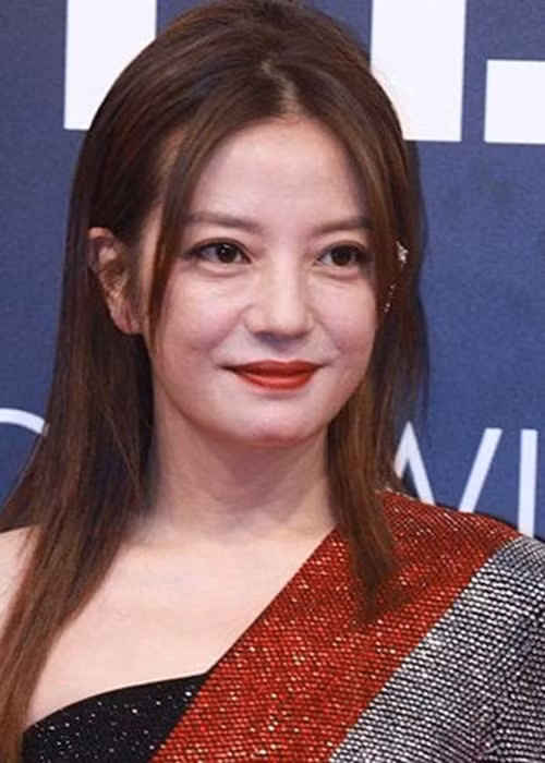 Nữ diễn viên thường xuyên bị bắt gặp hút thuốc lá, uống rượu vì vậy làn da của cô nhanh chóng lão hóa.