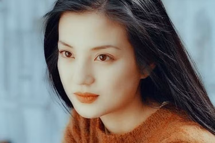 Vẻ đẹp thuần khiết giúp Triệu Vy lọt vào mắt xanh của nữ nhà văn Quỳnh Dao khi bà chọn diễn viên đóng vai Tiểu Yến Tử trong "Hoàn châu cách cách".