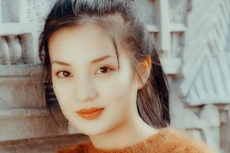 Dù gương mặt của Triệu Vy không V-line nhưng lại rất hài hòa với đôi mắt to tròn, long lanh, đôi môi căng mọng, làn da trắng hồng.