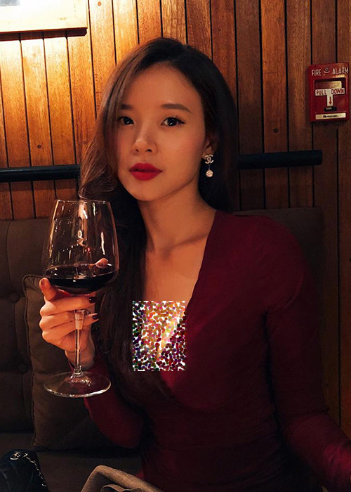 Ngay khi mới bước chân vào làng giải trí, Midu đã gây chú ý nhờ nhan sắc nổi bật. Trong những năm gần đây, hot girl sinh năm 1989 này còn "lột xác" gợi cảm.