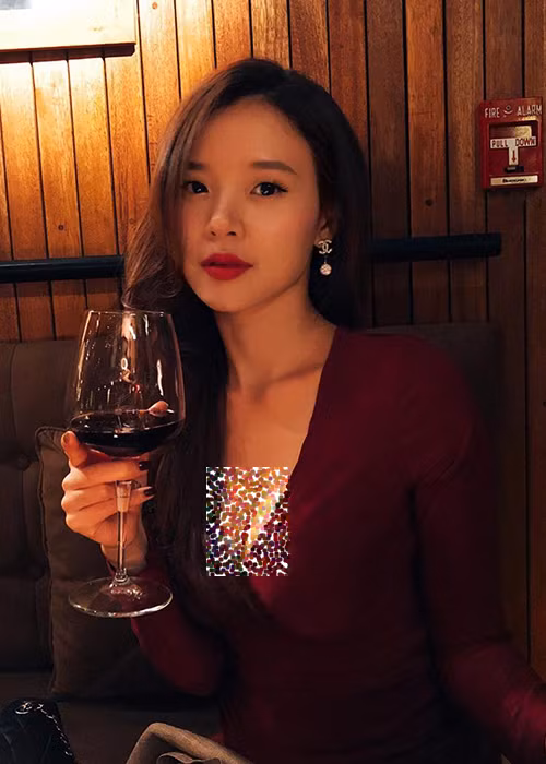 Ngay khi mới bước chân vào làng giải trí, Midu đã gây chú ý nhờ nhan sắc nổi bật. Trong những năm gần đây, hot girl sinh năm 1989 này còn "lột xác" gợi cảm.