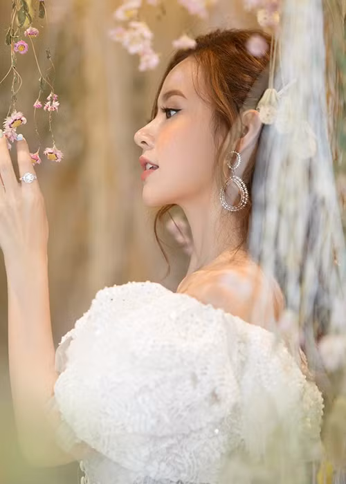 Không ít lần hot girl sinh năm 1989 khiến fan thương nhớ bởi gương mặt đẹp không góc chết.