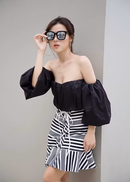 Tình cũ của thiếu gia Phan Thành khoe vòng một lấp ló, đủ khiến người đối diện khó rời mắt mà không cần mặc hở bạo, phô diễn vóc dáng quá đà.