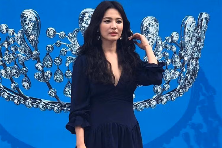 Tại sự kiện này, Song Hye Kyo diện bộ đầm khoét cổ sâu tối màu.