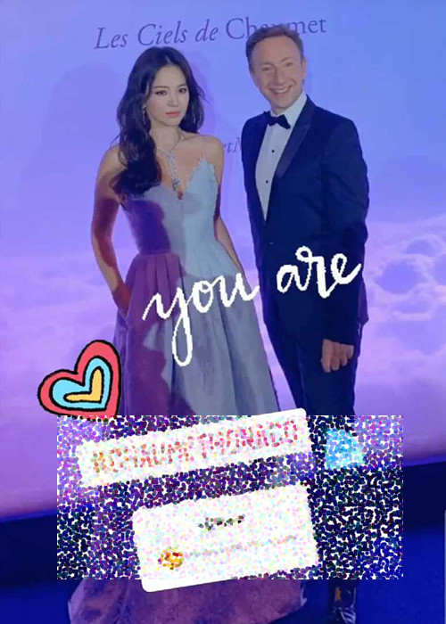 Song Hye Kyo diện trang phục xẻ sâu ngực.