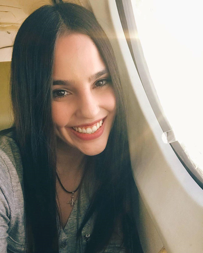 Sở hữu gương mặt xinh đẹp và số đo ba vòng chuẩn mực, Ana Paula Cespedes được tờ Daily Star của Anh đánh giá là phi công nóng bỏng nhất thế giới. Hiện tại, Ana Paula Cespedes là cơ phó, hỗ trợ cha mình trên chiếc máy bay King Air F90. Ngoài ra, cô cũng tự mình lái một chiếc Cessna 152. Ngoài nghề phi công, Ana Paula Cespedes còn là một người mẫu ảnh. Những tấm hình của cô đều thu hút được rất nhiều sự chú ý của công chúng. Ảnh: Daily Star.