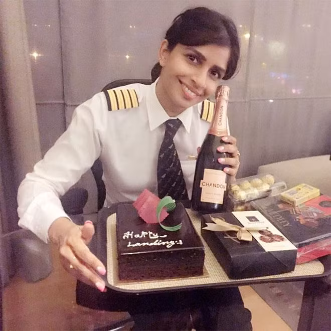 Nữ phi công chia sẻ cô có được thành công ngày hôm nay một phần là vì truyền thống gia đình và sự rèn luyện từ khi còn bé. Ảnh: India Today.