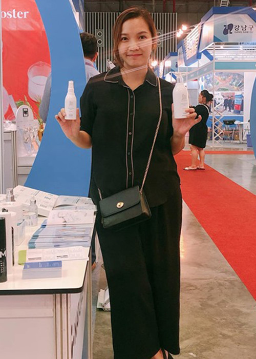 "Em chỉ ở tháng thứ 5 và cân nặng mới lên được 3kg, nâng tổng số cân nặng lên 55,5kg nên đừng hỏi em sắp đẻ nữa. Do em mập mạp tròn trịa sẵn, chứ không phải em sắp đẻ đâu. Chia sẻ để mọi người bớt hoang mang chứ không phải trách móc gì hết. Thông tin cho những ai tới giờ vẫn hỏi em cưới chạy bầu hả, sắp đẻ hả để mọi người khỏi thắc mắc", Thụy Vy chia sẻ.