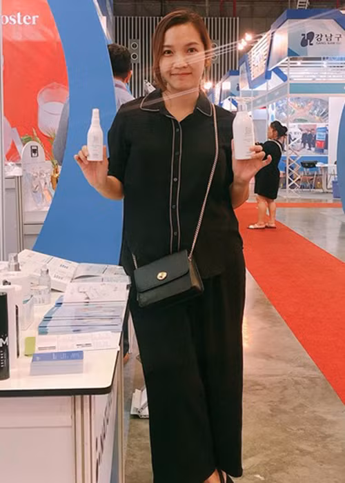 "Em chỉ ở tháng thứ 5 và cân nặng mới lên được 3kg, nâng tổng số cân nặng lên 55,5kg nên đừng hỏi em sắp đẻ nữa. Do em mập mạp tròn trịa sẵn, chứ không phải em sắp đẻ đâu. Chia sẻ để mọi người bớt hoang mang chứ không phải trách móc gì hết. Thông tin cho những ai tới giờ vẫn hỏi em cưới chạy bầu hả, sắp đẻ hả để mọi người khỏi thắc mắc", Thụy Vy chia sẻ.