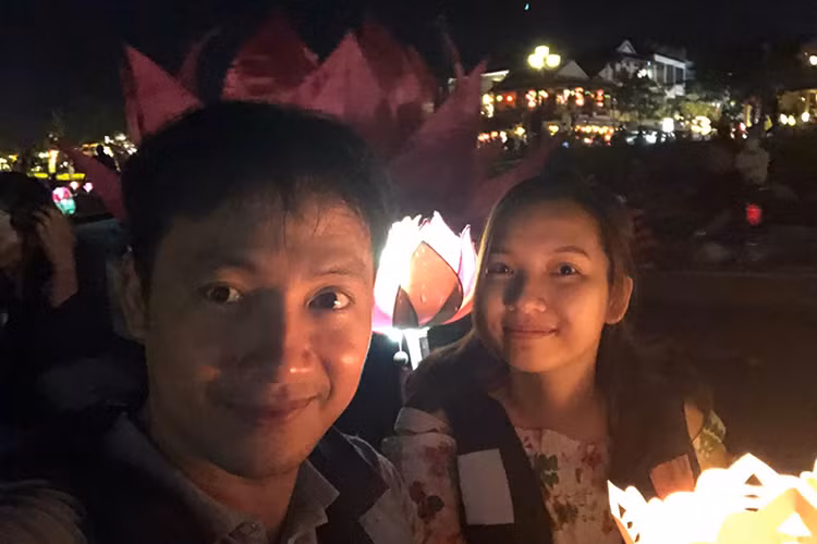 Được biết, từ khi có bầu, vợ kém tuổi của Tiến Đạt nghỉ công việc hành chính để ở nhà phụ giúp anh kinh doanh và dưỡng thai.