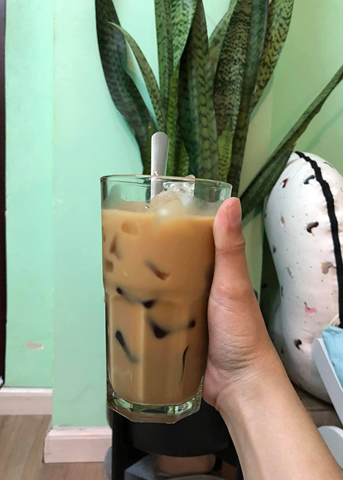  Thụy Vy vừa đăng tải bức ảnh ly trà sữa do chính Tiến Đạt tự tay pha chế cho cô. Theo Thụy Vy, Tiến Đạt vốn ghét trà sữa nhưng vì cô thích uống nên anh đã phải tìm tòi pha chế thay vì ra quán mua.