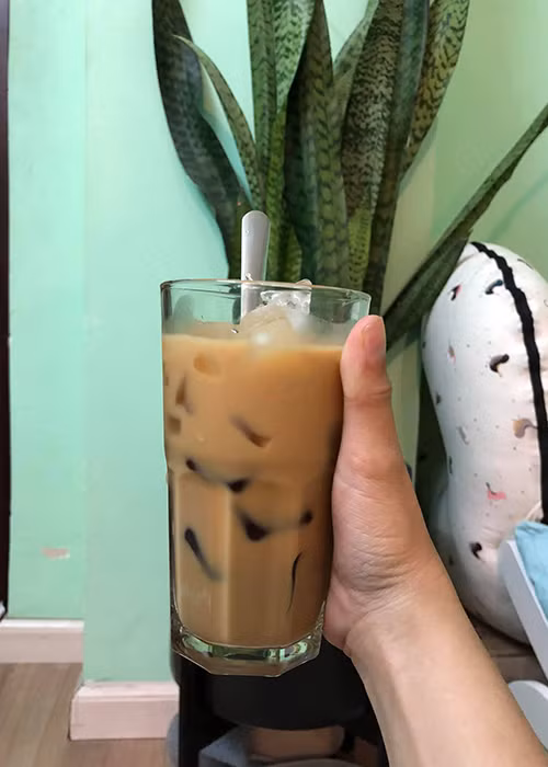  Thụy Vy vừa đăng tải bức ảnh ly trà sữa do chính Tiến Đạt tự tay pha chế cho cô. Theo Thụy Vy, Tiến Đạt vốn ghét trà sữa nhưng vì cô thích uống nên anh đã phải tìm tòi pha chế thay vì ra quán mua.