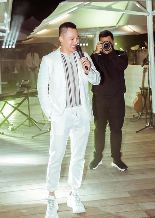 Khắc Tiệp lập tức đáp trả rằng tất cả mọi khách mời dự tiệc chỉ được trả lại tiền cọc nến bị trượt visa. Với trường hợp của cặp vợ chồng kia, cả hai không đi nên bị mất tiền đặt cọc.