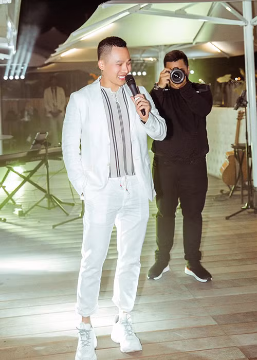 Khắc Tiệp lập tức đáp trả rằng tất cả mọi khách mời dự tiệc chỉ được trả lại tiền cọc nến bị trượt visa. Với trường hợp của cặp vợ chồng kia, cả hai không đi nên bị mất tiền đặt cọc.