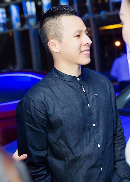 Nói về cuộc sống của bản thân, Khắc Tiệp cũng gắn với nhưng con số cụ thể như sẵn sàng vứt bỏ đồ hiệu cả chục ngàn đô dù mới mặc một lần hay sáng nào ngủ dậy cũng cho 2 đứa cháu mỗi đứa 2 triệu đồng.