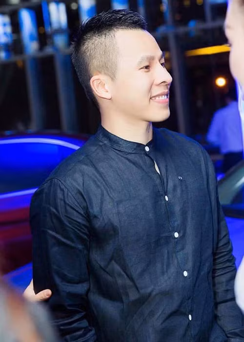 Nói về cuộc sống của bản thân, Khắc Tiệp cũng gắn với nhưng con số cụ thể như sẵn sàng vứt bỏ đồ hiệu cả chục ngàn đô dù mới mặc một lần hay sáng nào ngủ dậy cũng cho 2 đứa cháu mỗi đứa 2 triệu đồng.