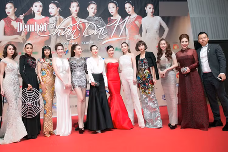 Đêm hội chân dài năm 2017 tại Đức của Khắc Tiệp bị chê rời rạc, không xứng với giá vé. Theo một số clip được khán giả, khung cảnh tổ chức khá thiếu chuyên nghiệp, những hàng ghế trống rất nhiều trong khán phòng. Ảnh: Đất Việt