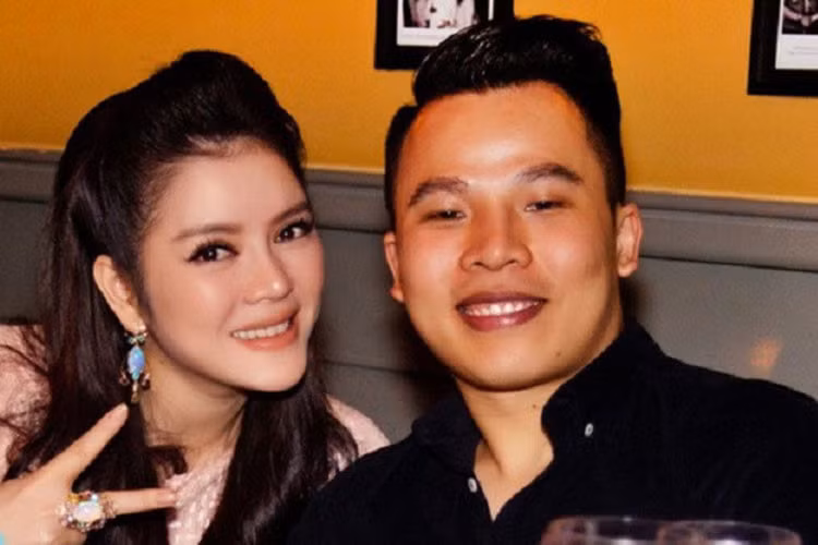 Trước ồn ào bị tố quỵt tiền, Khắc Tiệp vướng không ít lùm xùm. Còn nhớ, cách đây không lâu, anh khẩu chiến với Lý Nhã Kỳ khi cho rằng cô bị nghi nói bóng gió việc Ngọc Trinh ăn mặc phản cảm trên thảm đỏ Cannes 2019.