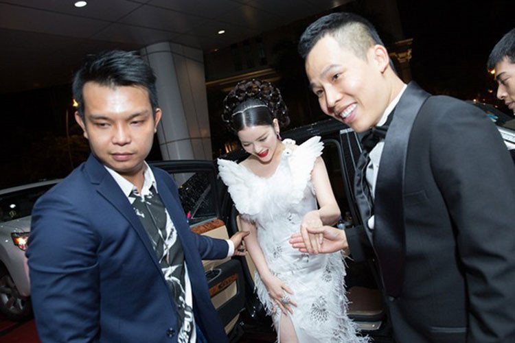 “Sao cô Nhàn vẫn còn ung dung ngoài này vậy? Gần 50 tuổi rồi mà vẫn cứ hơn thua, ghen tỵ với đàn em. Năm nào Nhàn cũng lên báo đả kích một đàn em. Sống vậy khổ thế”, Khắc Tiệp đá xéo Lý Nhã Kỳ dù nhiều lần từng ca tụng nữ diễn viên này với mục đích bảo vệ Ngọc Trinh.