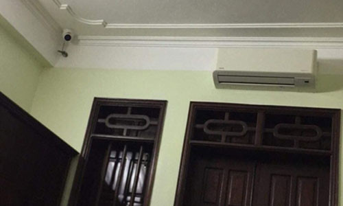 Nu sinh khoc rong vi bo me lap thu nay quanh nha de “dan mat”