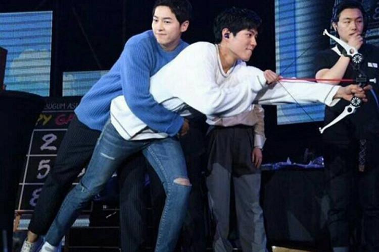 Hình ảnh Song Joong Ki tham gia một sự kiện của Park Bo Gum.