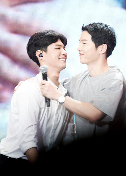 Cả hai mỹ nam xứ Hàn cùng công ty quản lý nên càng thân thiết.