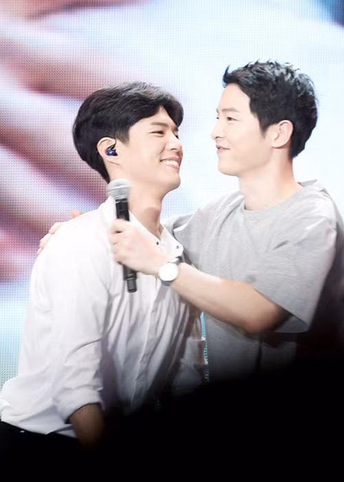 Cả hai mỹ nam xứ Hàn cùng công ty quản lý nên càng thân thiết.