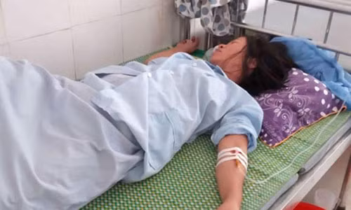 Be so sinh voi vet dut co bat thuong: Su viec chua tung co o Viet Nam