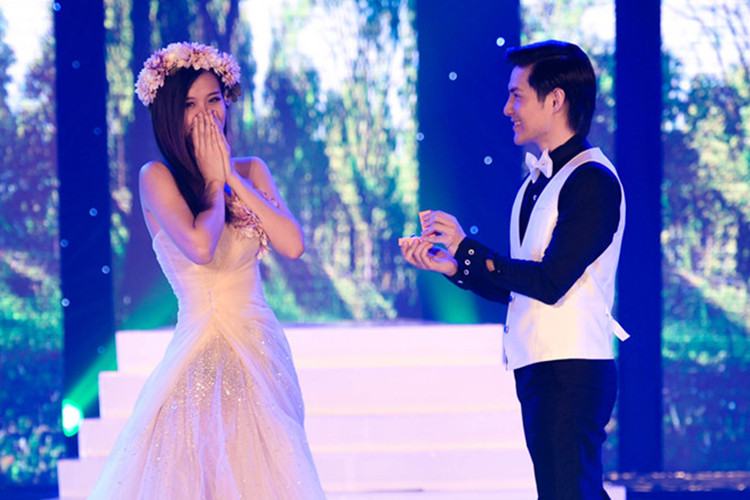 Đông Nhi vỡ òa hạnh phúc khi nhận được lời cầu hôn từ Ông Cao Thắng trên sân khấu.