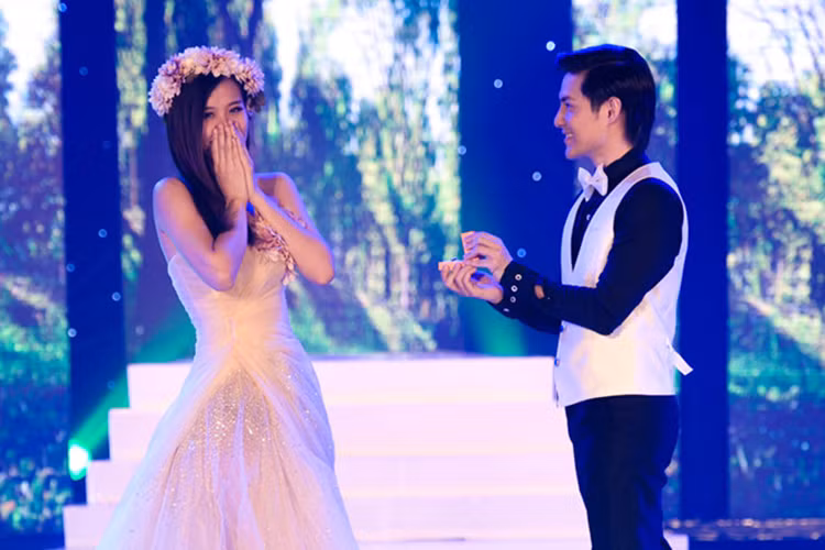 Đông Nhi vỡ òa hạnh phúc khi nhận được lời cầu hôn từ Ông Cao Thắng trên sân khấu.