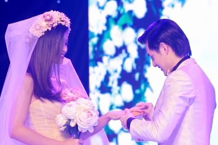 Hẹn hò ngoài đời nên đôi uyên ương diễn như không diễn.